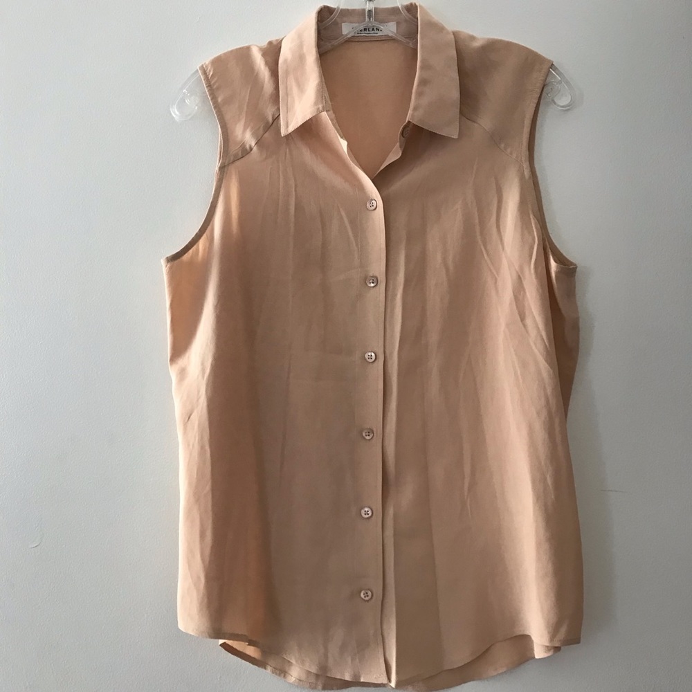 Everlane Sleeveless Button-Up Blouse in Neutral Beige / Peach Silk